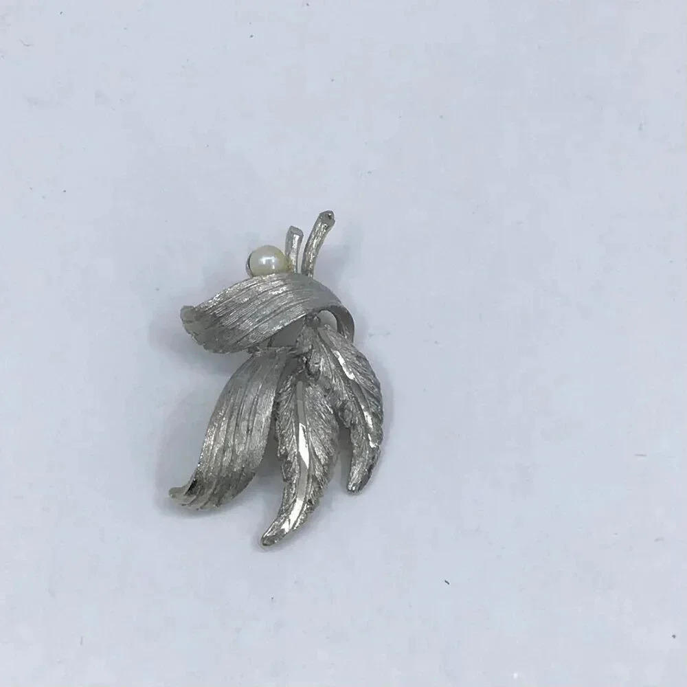 Vintage 1950s BSK Woolworth's Brooch Pin Silver Tone Leaves Feathers Faux Pearl - Picture 6 of 11